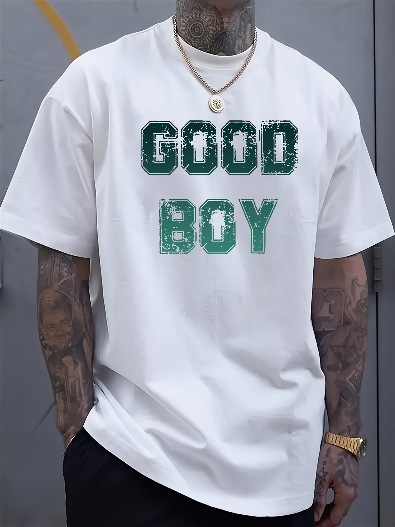 Men Formal Wear Design - メンズ「Good Boy」プリントTシャツ、白地に緑の太字、柔らかく伸縮性のあるニット生地、カジュアルにもフォーマルにも最適、洗濯機で洗えます、オールシーズン対応、ストリートスタイルの都会的なファッション、通気性のあるデザイン、トレンドのストリートウェア