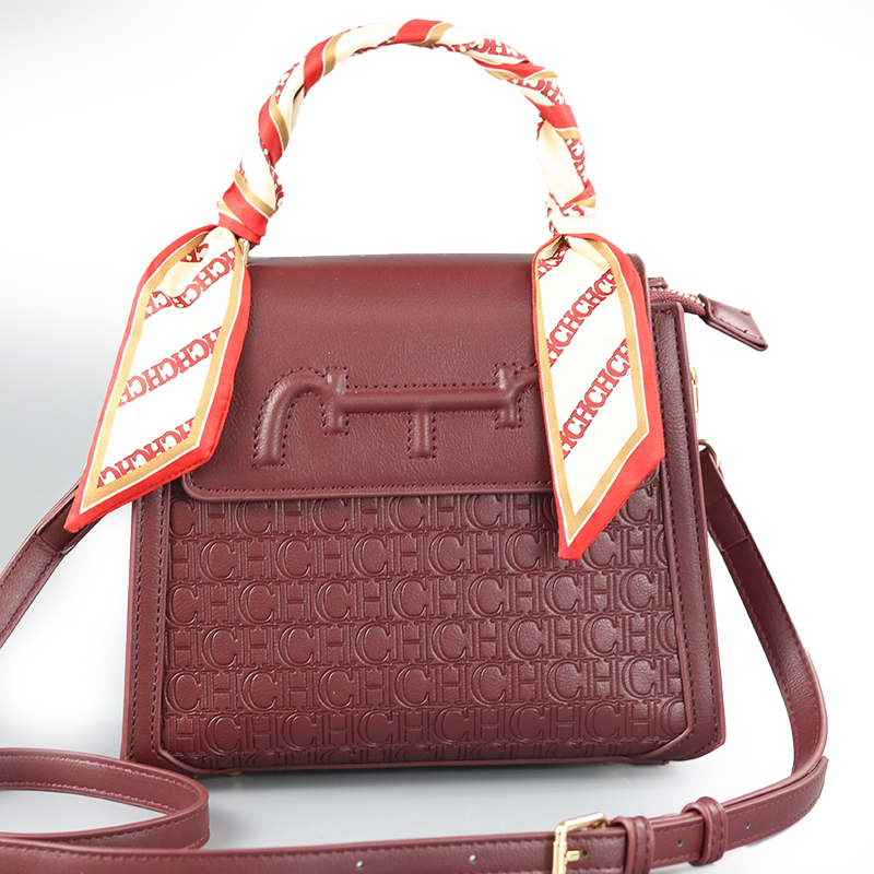 CH レディース モノグラム エンボス加工 クロスボディバッ - Monogrammed Handkerchief のレビューと価格